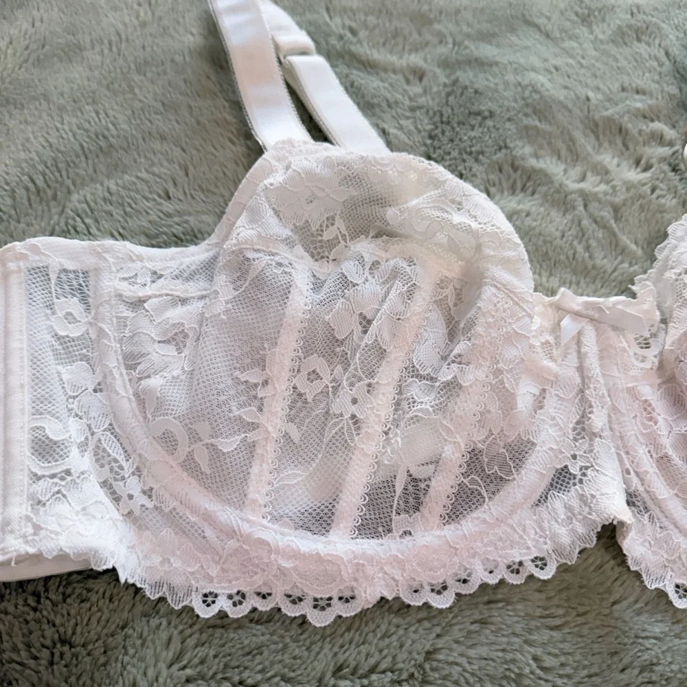 Chic White Lace Underwire Bra (NWT)